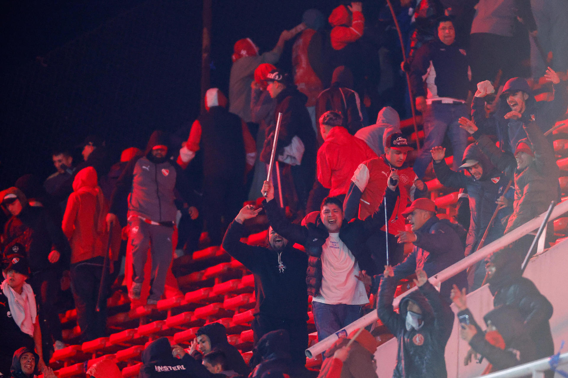 Fanáticos de Independiente y la Universidad de Chile se enfrentan este miércoles en una tribuna del Estadio Libertadores der América de la ciudad argentina de Avellaneda con graves consecuencias que obligaron a la cancelación del partido de vuelta de los octavos de final de la Copa Sudamericana. EFE/ Juan Ignacio Roncoroni 