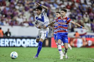 Diogo Barbosa (d) de Fortaleza disputa el balón con Maher Carrizo (i) de Vélez este martes, durante un partido de los octavos de final de la Copa Libertadores entre Fortaleza y Vélez en el Arena Castelão, en Fortaleza (Brasil). EFE/ Jarbas Oliveira