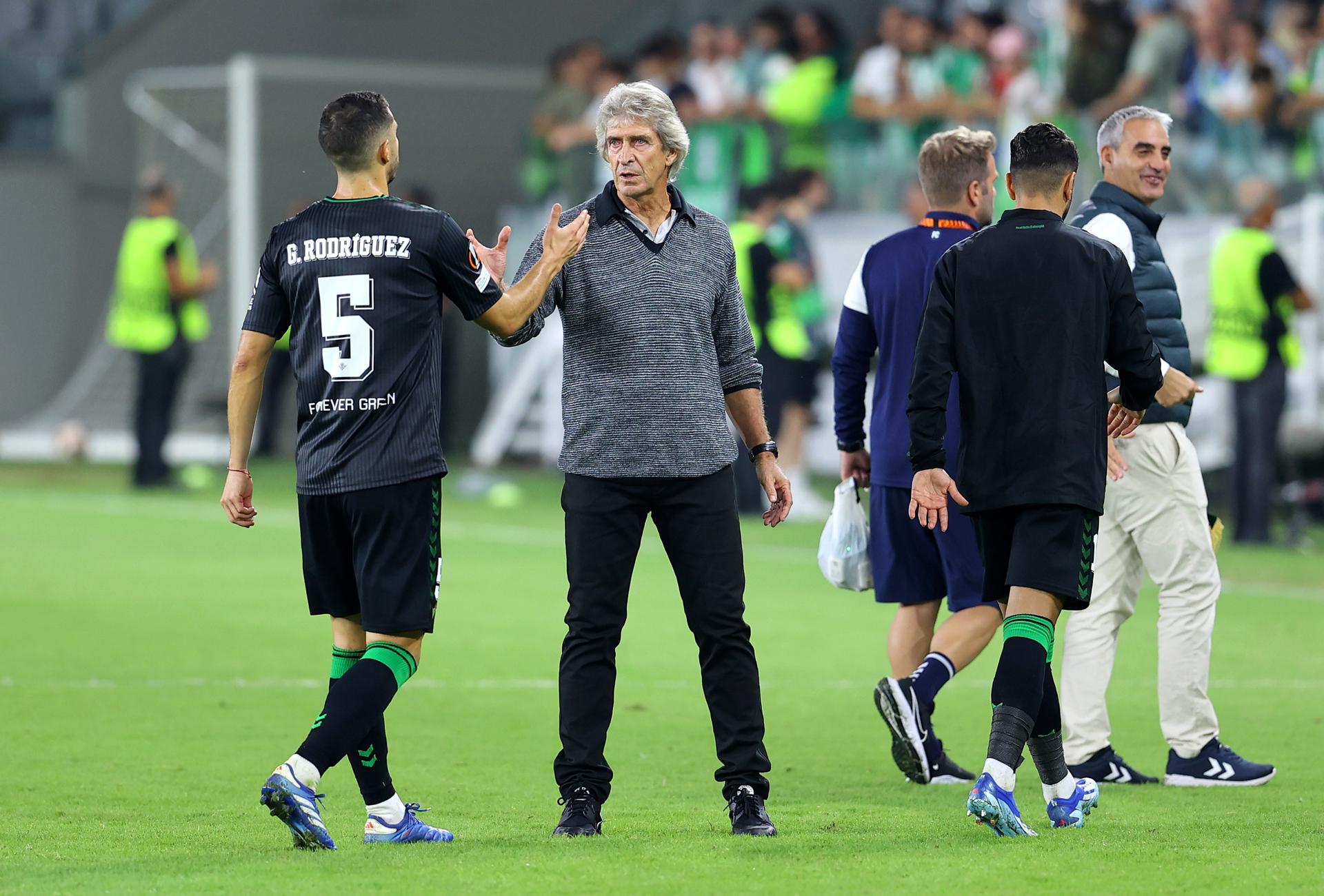 El chileno Pellegrini admite «falta alguien» en la posición de Guido, pero niega que lo haya pedido