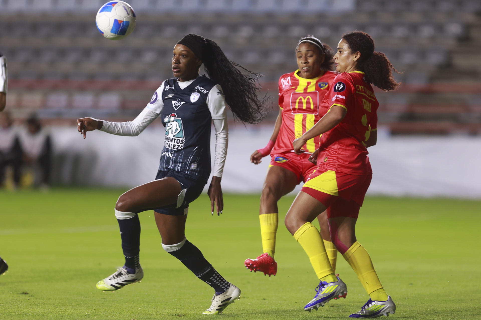 Yirleidis Quejada (i) de Pachuca disputa el balón con Stepfany Toral de Chorrillo este martes, en un partido de la Concacaf W Champions Cup entre Pachuca y Chorrillo en el estadio Hidalgo en Pachuca (México). EFE /David Martínez Pelcastre