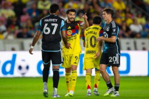 Henry Martín (c) de América reclama este sábado por una falta en un partido de la Leagues Cup que el equipo mexicano ganó en tanda de penaltis al Minnesota United en el estadio Shell Energy en Houston. EFE/ Carlos Ramírez