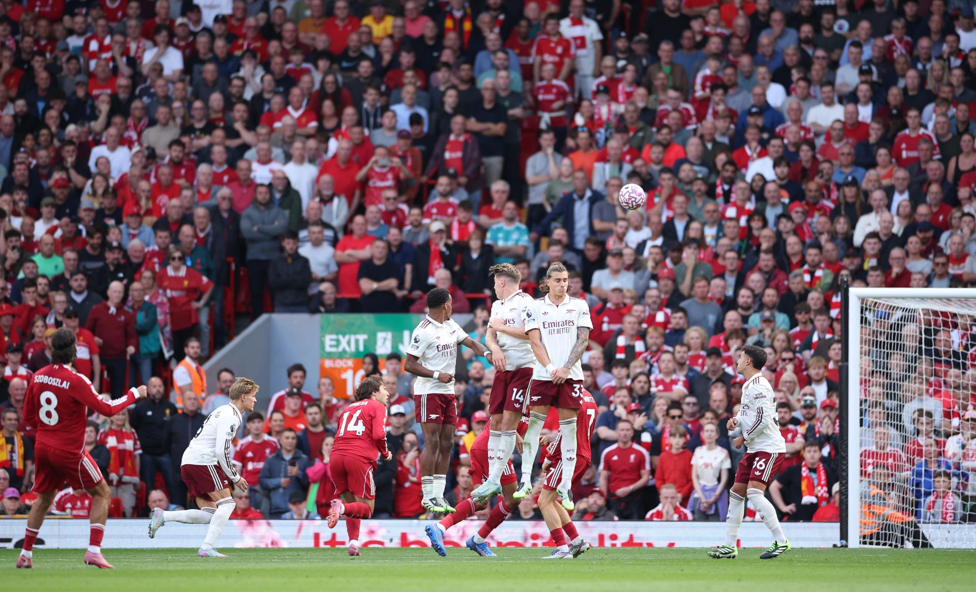 Dominik Szoboszlai, en el lanzamiento de falta que significó el 1-0. EFE/EPA/ADAM VAUGHAN. 