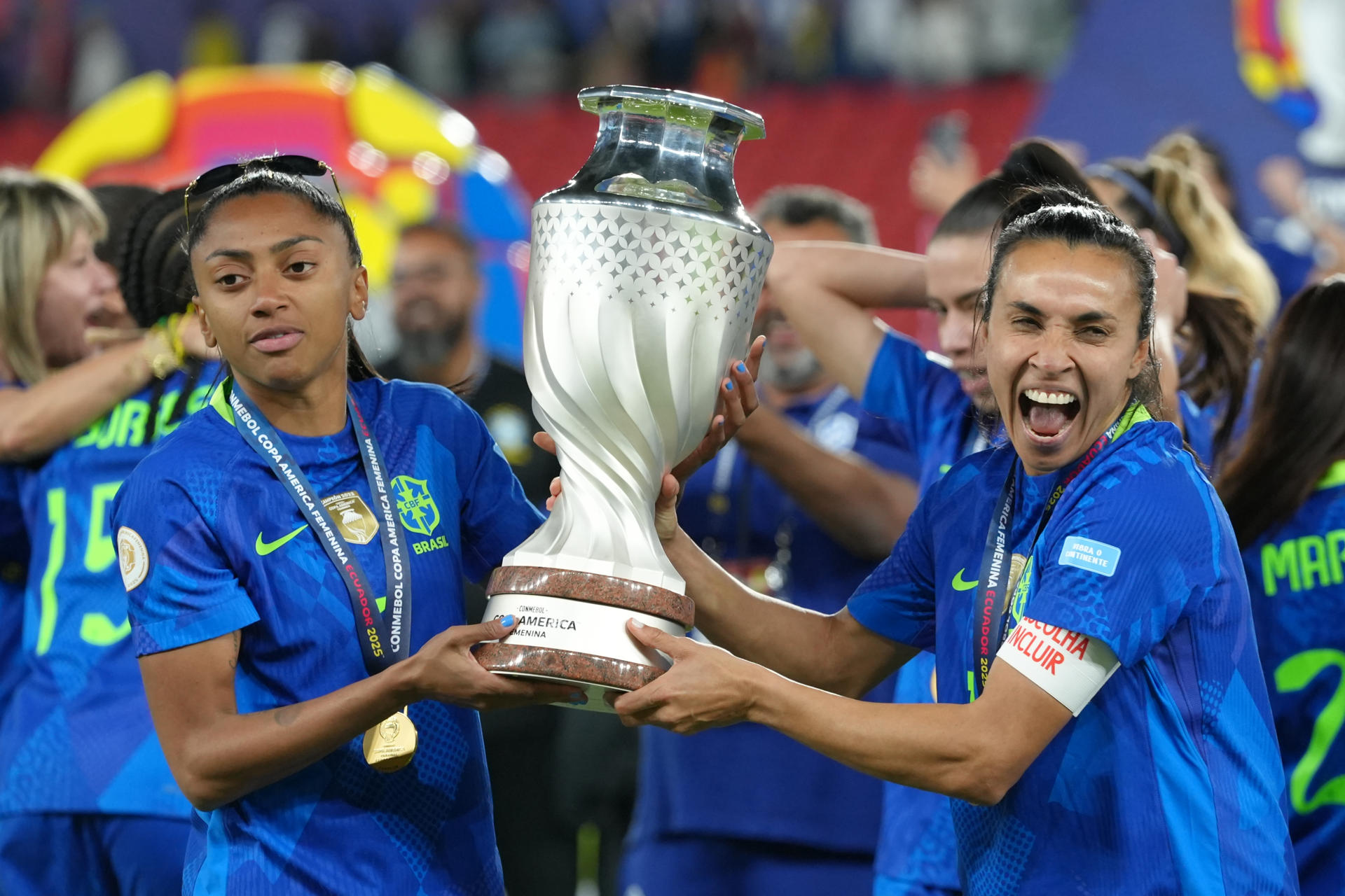 Brasileña Marta pone broche de oro a su paso por Copa América