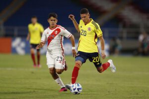 Fotografía de Ernesto Guzmán Jr., en la que puede verse en una imagen de archivo del 21 de enero de 2023 al futbolista colombiano Daniel Luna (d) durante un partido con la selección sub-20 de su país. EFE