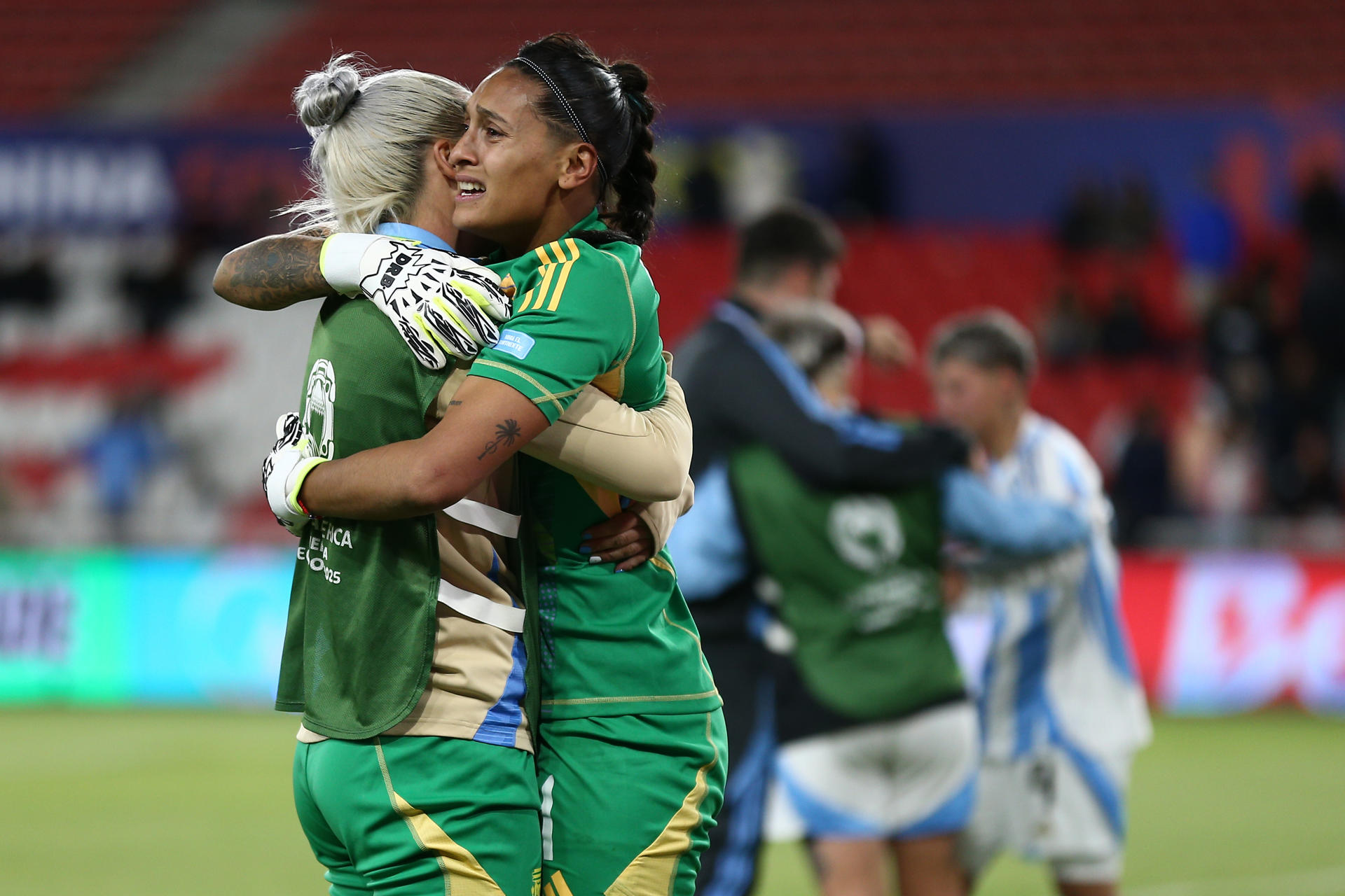 La portera argentina Solana Pereyra abraza a una compañera al final del partido ante Uruguay, por el tercer puesto de la Copa América Femenina. EFE/ Jose Jácome 