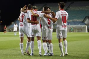 Jugadores del Sporting Braga celebran este jueves un gol en el partido correspondiente a la fase de clasificación de la Liga Europa frente al Lincoln de Gibraltar. EFE/LUIS BRANCA