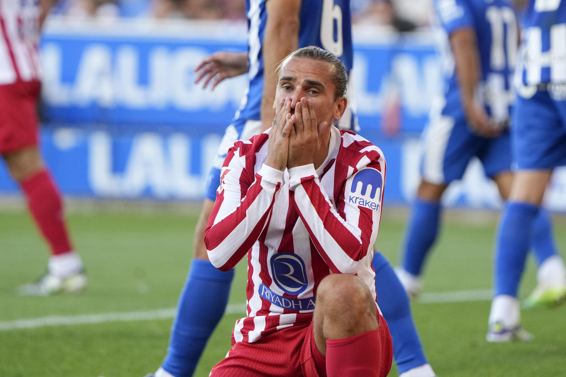 Griezmann se lamenta durante el partido. EFE/Adrián Ruiz 