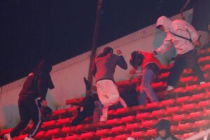 Fanáticos de Independiente y la Universidad de Chile se enfrentan este miércoles en una tribuna del Estadio Libertadores der América de la ciudad argentina de Avellaneda con graves consecuencias que obligaron a la cancelación del partido de vuelta de los octavos de final de la Copa Sudamericana. EFE/ Juan Ignacio Roncoroni