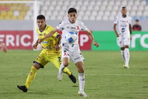 Leonardo Menjívar (d), de Alianza, disputa el balón con Carlos Hernández, de Managua, en la Copa Centroamericana en el estadio Jorge González en San Salvador (El Salvador). EFE/Javier Aparicio