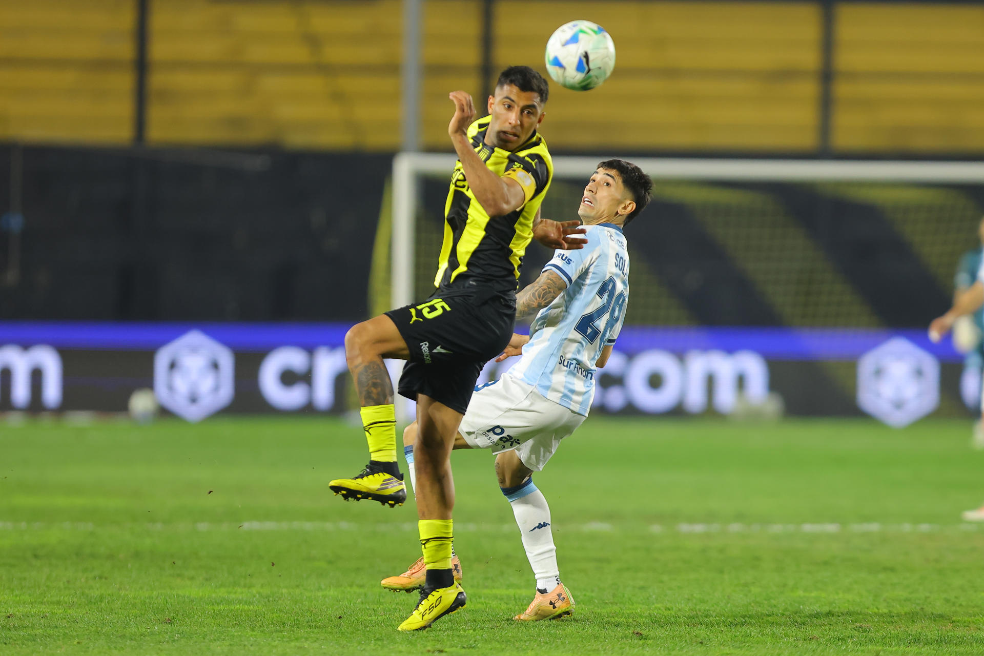 Maximiliano Olivera (i) de Peñarol disputa el balón con Santiago Solari de Racing durante un partido de octavos de final de la Copa Libertadores. EFE/ Gastón Britos 