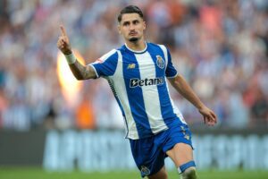 El españlol Borja Sainz celebra después de anotar un gol durante el partido de la Liga portuguesa de fútbol entre el Oporto y el Casa Pia, en el Estadio Dragao. EFE/EPA/MANUEL FERNANDO ARAUJO