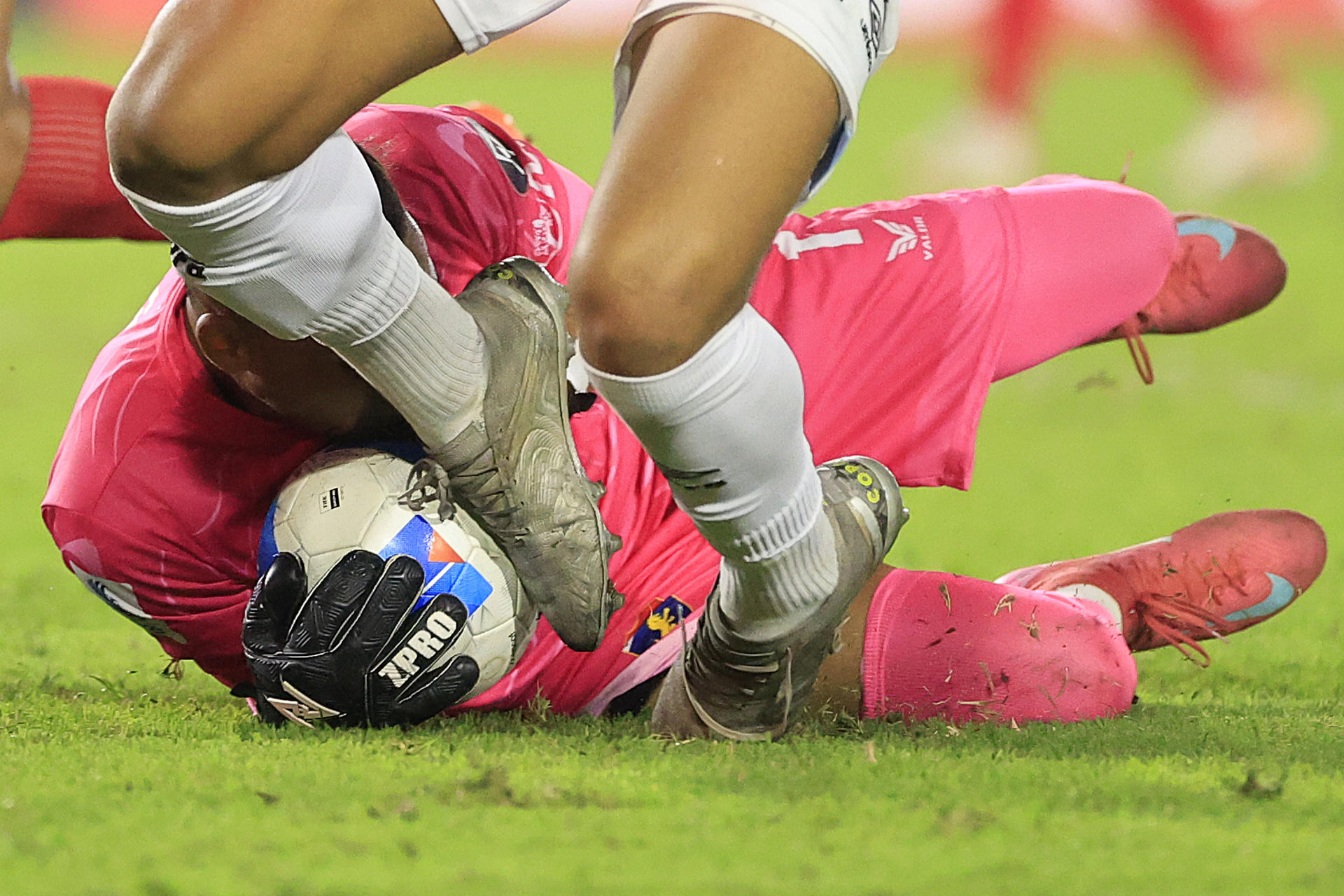 El guardameta de Plaza Amador Samuel Castañeda se aferra al balón ante la presión del delantero del Alianza salvadoreño Luis Tobar este miércoles, en partido de la cuarta jornada de la Copa Centroamericana jugado en el estadio Rommel Fernández Gutiérrez, de Ciudad de Panamá. EFE/ Bienvenido Velasco 