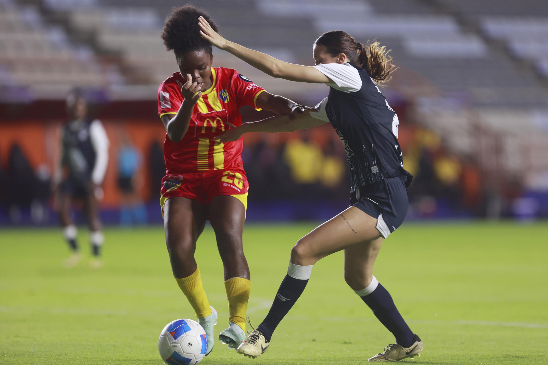 Nina Nicosia (d) de Pachuca disputa el balón con Deysire Salazar de Chorrillo este martes, en un partido de la Concacaf W Champions Cup entre Pachuca y Chorrillo en el estadio Hidalgo en Pachuca (México). EFE /David Martínez Pelcastre