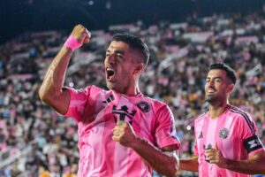 alt El Inter Miami de Lionel Messi visitará este sábado el campo del Toronto con el objetivo de la Supporters' Shield más cerca tras golear entre semana al New York City en uno de los partidos que tenía pendientes por disputar. Los hombres de Javier Mascherano ocupan ahora la tercera posición en la Conferencia Este con 55 puntos, a cinco del líder, el Philadelphia Union, aunque aún tienen dos partidos pendientes que se aplazaron durante el Mundial de Clubes de la FIFA. De este modo, el Inter Miami depende de sí mismo para revalidar la Supporters' Shield, el trofeo que premia al mejor equipo de la fase regular de la MLS. El partido de mañana contra el Toronto debería ser un trámite. La temporada ya ha terminado para los canadienses, sin posibilidades matemáticas de clasificar para los 'playoff'. Además, el Inter Miami está engrasando la maquinaria en este tramo decisivo de la temporada: Messi ha marcado dobletes en los dos últimos partidos y Luis Suárez ha regresado al once tras cumplir su sanción. Messi, de hecho, apunta a repetir como 'MVP' de la MLS, afianzado como máximo goleador de la competición: el rosarino suma 24 dianas, dos más que el francés Denis Bouanga (Los Angeles FC) y tres más que el inglés Sam Surridge (Nashville). Además del duelo entre el Toronto y el Inter Miami, este fin de semana se disputará el derbi de Nueva York entre el New York Red Bulls y el New York City, con los locales necesitados de una victoria para subir a posiciones de 'playoff'. Por su parte, el Orlando City del colombiano Óscar Pareja, sexto en la tabla, visitará el domingo al Cincinnati (segundo) con el objetivo de lograr los tres puntos que certifiquen su clasificación matemática para la fase final. En el Oeste, el San Diego del 'Chucky' Lozano tratará de mantener el liderato en un derbi californiano con el San Jose Earthquakes de Cristian Arango y Josef Martínez, mientras que Seattle y Vancouver, que pugnan por las plazas de cabeza, disputarán un clásico regional. Por su parte, Los Angeles FC, intratable desde la llegada del surcoreano Son Heung-Min al equipo, visita a un St. Louis que se podría despedir de la temporada. Su rival citadino y vigente campeón de la MLS, Los Angeles Galaxy, colista tras una temporada nefasta, recibe a un Sporting Kansas City que tampoco se juega ya nada.