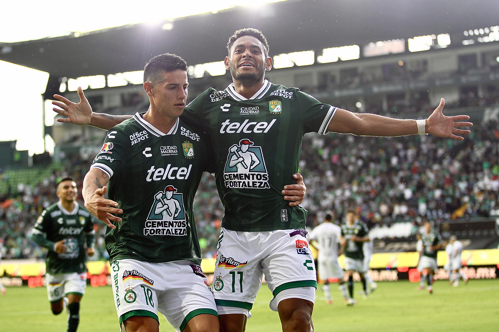 James Rodríguez (i) e Ismael Díaz, del León, celebran un gol este sábado durante un partido por la jornada 7 del Torneo Apertura 2025 de la Liga MX ante el Querétaro. EFE/Luis Ramírez