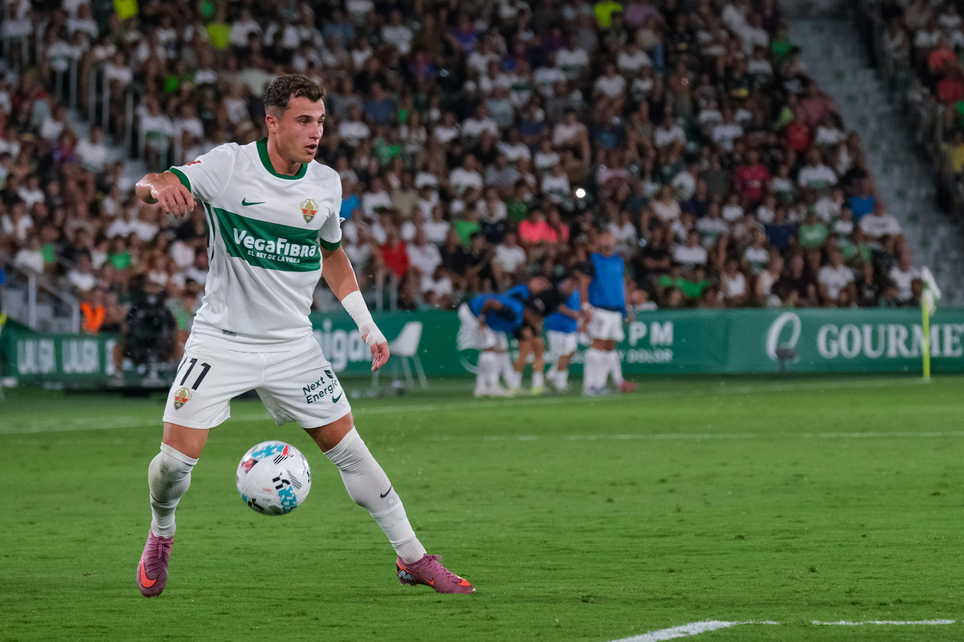 El extremo del Elche Germán Valera conduce el balón durante un encuentro correspondiente a la primera jornada de LaLiga EA Sports disputado entre el Elche y el Real Betis en el estadio Martínez Valero de Elche (Alicante). EFE/ Pablo Miranzo 
