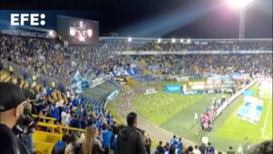 alt Lluvia de zapatos interrumpe por unos minutos el partido de Millonarios y Unión Magdalena