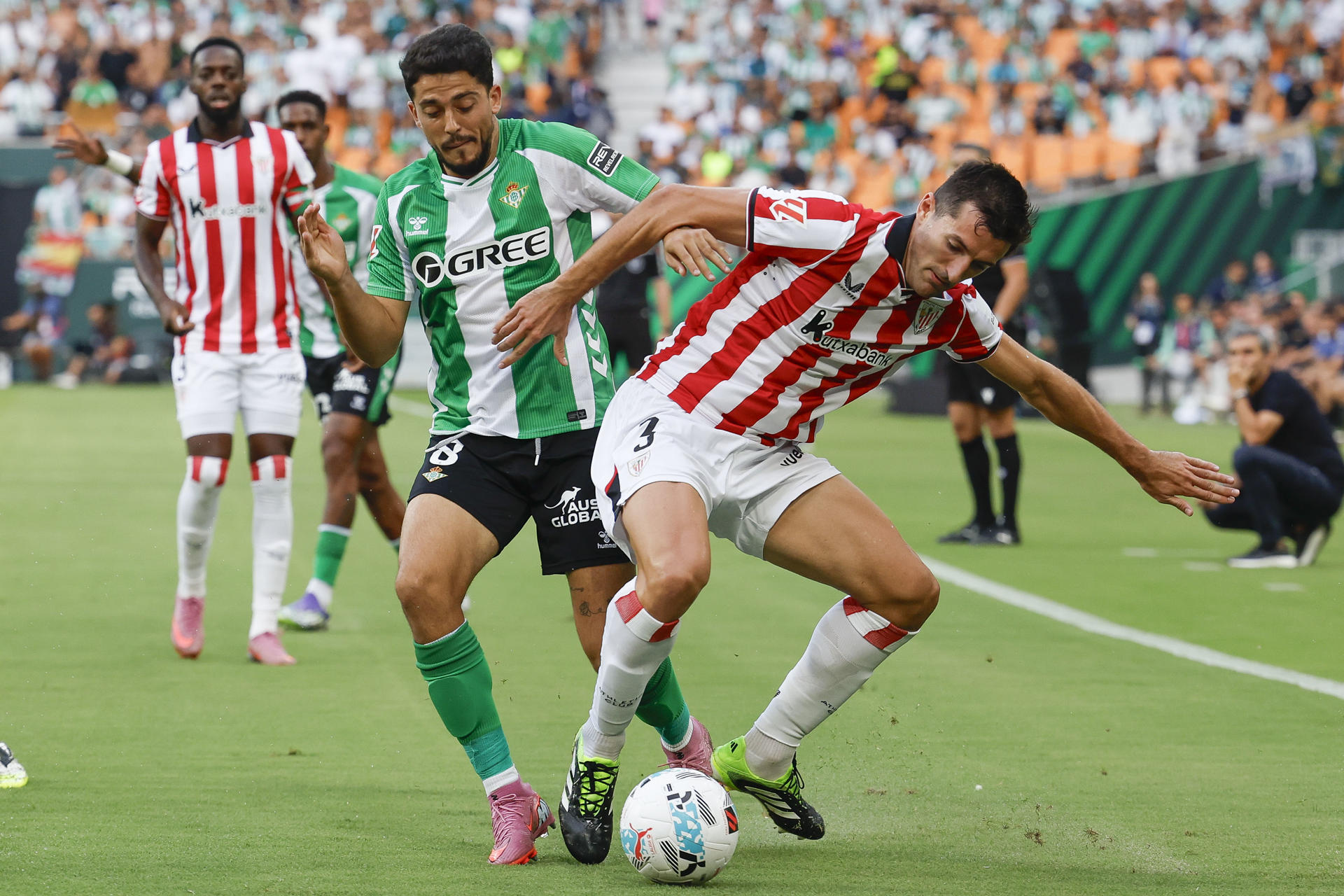 El defensa del Athletic Daniel Vivian (d) pelea un balón con el centrocampista del Betis Pablo Fornals durante el partido de LaLiga entre el Betis y el Athletic Club, este domingo en el estadio de la Cartuja. EFE/ Julio Muñoz 