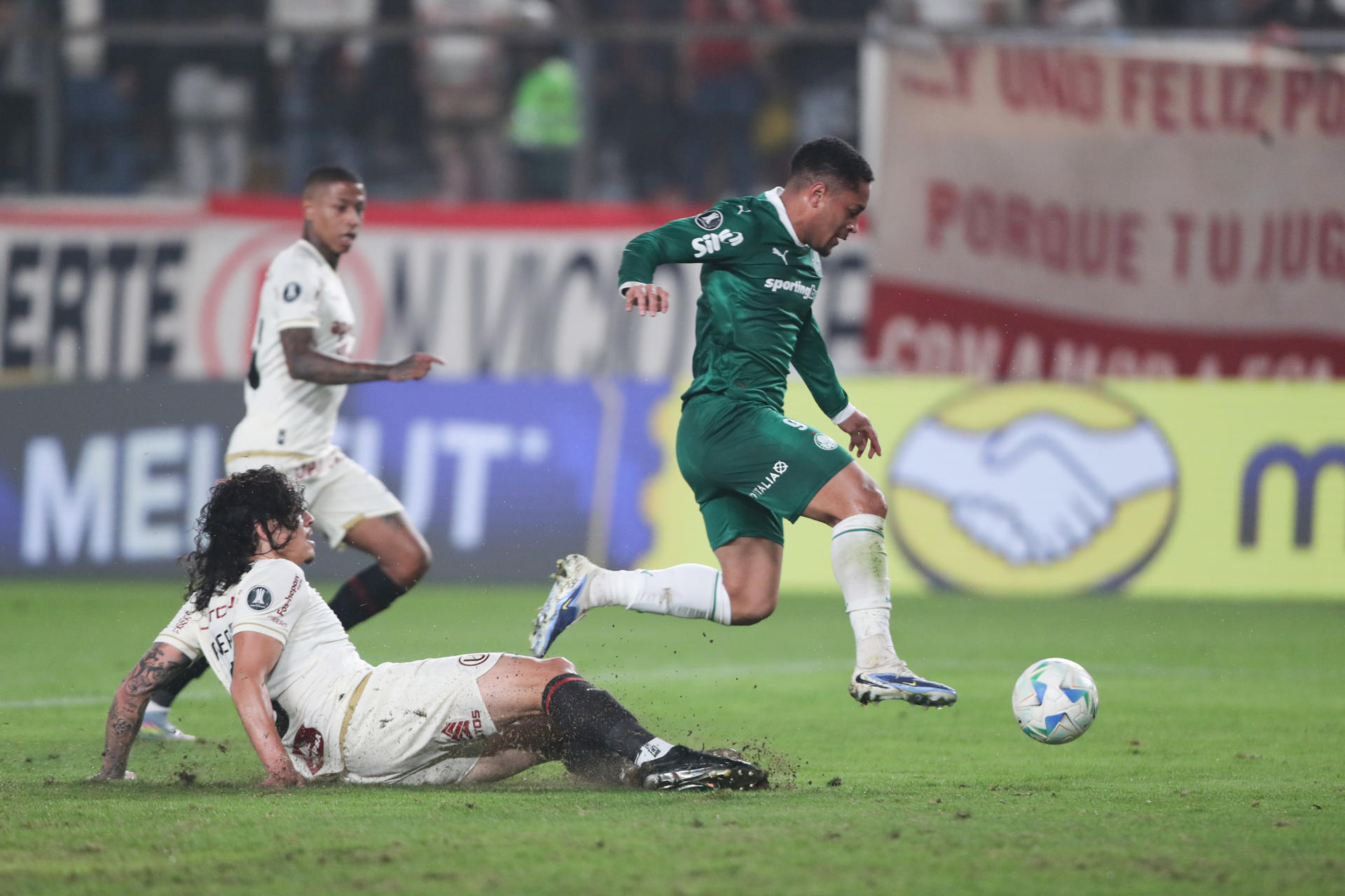 Vitor Roque (d) de Palmeiras disputa el balón con William Riveros de Universitario durante un partido de octavos de final de la Copa Libertadores. EFE/ Paolo Aguilar