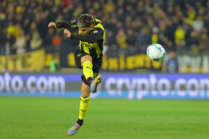 Ignacio Sosa de Peñarol patea el balón este martes, durante un partido de octavos de final de la Copa Libertadores. EFE/ Gastón Britos