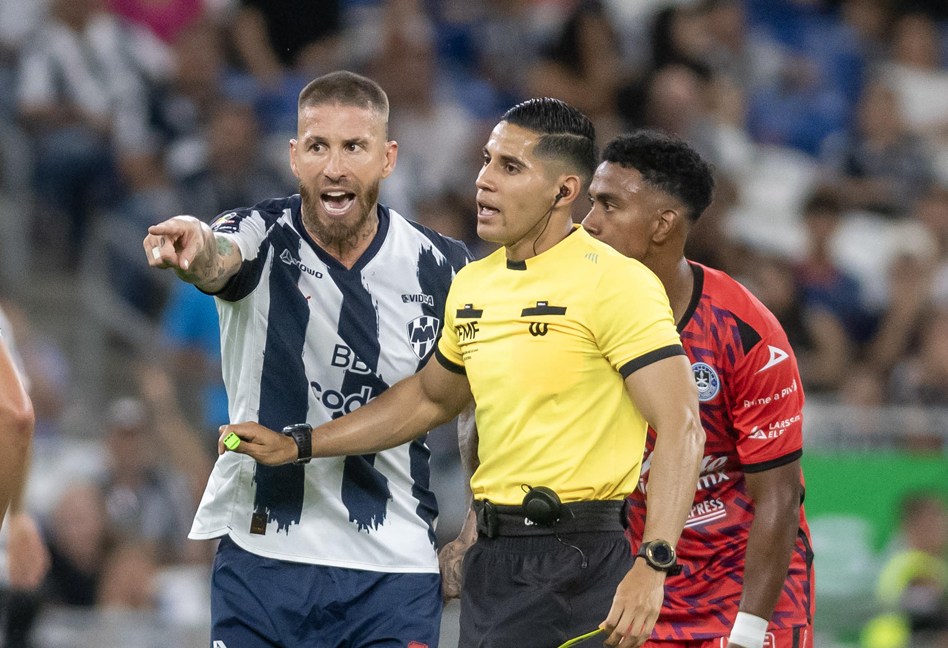 El español Sergio Ramos y el argentino Fernando Gago, de compañeros en el Real Madrid a rivales en México