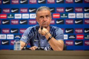El entrenador del París Saint-Germain, Luis Enrique, en rueda de prensa. EFE/EPA/CHRISTOPHE PETIT TESSON