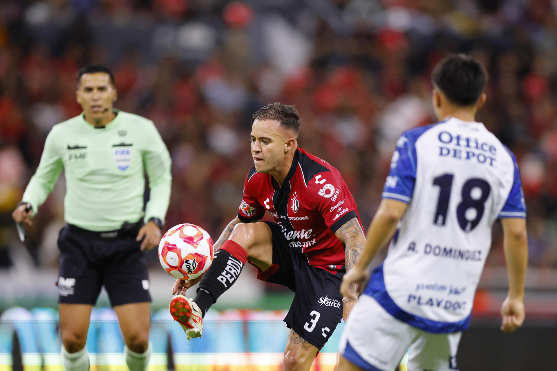 Gustavo Ferrareis (i) de Atlas disputa un balón con Alexei Domínguez de Pachuca este sábado, durante un partido por la jornada 4 de la Liga MX entre Atlas Fútbol Club y el Club de Fútbol Pachuca en el Estadio Jalisco, en Guadalajara (México). EFE/ Francisco Guasco 