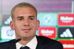 Franco Mastantuono habla en una rueda de prensa durante su presentación como nuevo jugador del Real Madrid en la Ciudad Deportiva de Valdebebas, en Madrid, España, el 14 de agosto de 2025. EFE/ Chema Moya