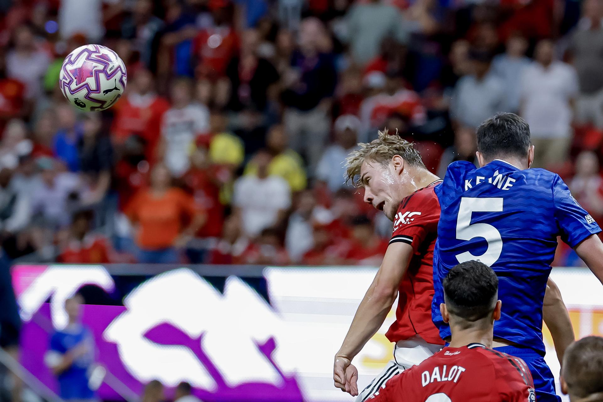 Rasmus Hojlund (i) gana el salto a Michael Kane (d) durante un ataque aéreo de Manchester United en el partido que empató 2-2 con Everton en Atlanta (Georgia) al cierre de la gira de pretemporada de los equipos ingleses por Estados Unidos. EFE/EPA/ERIK S. LESSER