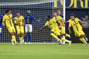 El delantero camerunés del Villarreal Etta Eyong (c) celebra su gol durante el partido de la primera jornada de LaLiga que Villarreal CF y Real Oviedo disputan este viernes en el estadio de La Cerámica. EFE/ Andreu Esteban