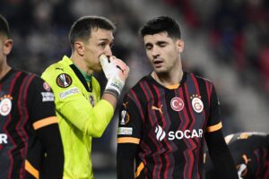 El español Álvaro Morata habla con el portero uruguayo del Galatasaray Fernando Muslera durante un partido de la Liga Europa del Galatasaray contra el AZ Alkmaar neerlandés. EFE/EPA/OLAF KRAAK