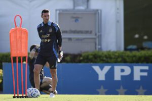 Fotografía de Luciano González, en la que puede verse en una imagen de archivo del 18 de marzo de 2025 al seleccionador de fútbol de Argentina, Lionel Scaloni. EFE