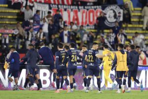 Jugadores de Alianza Lima celebran al finalizar el partido de la Copa Sudamericana. EFE/ José Jácome