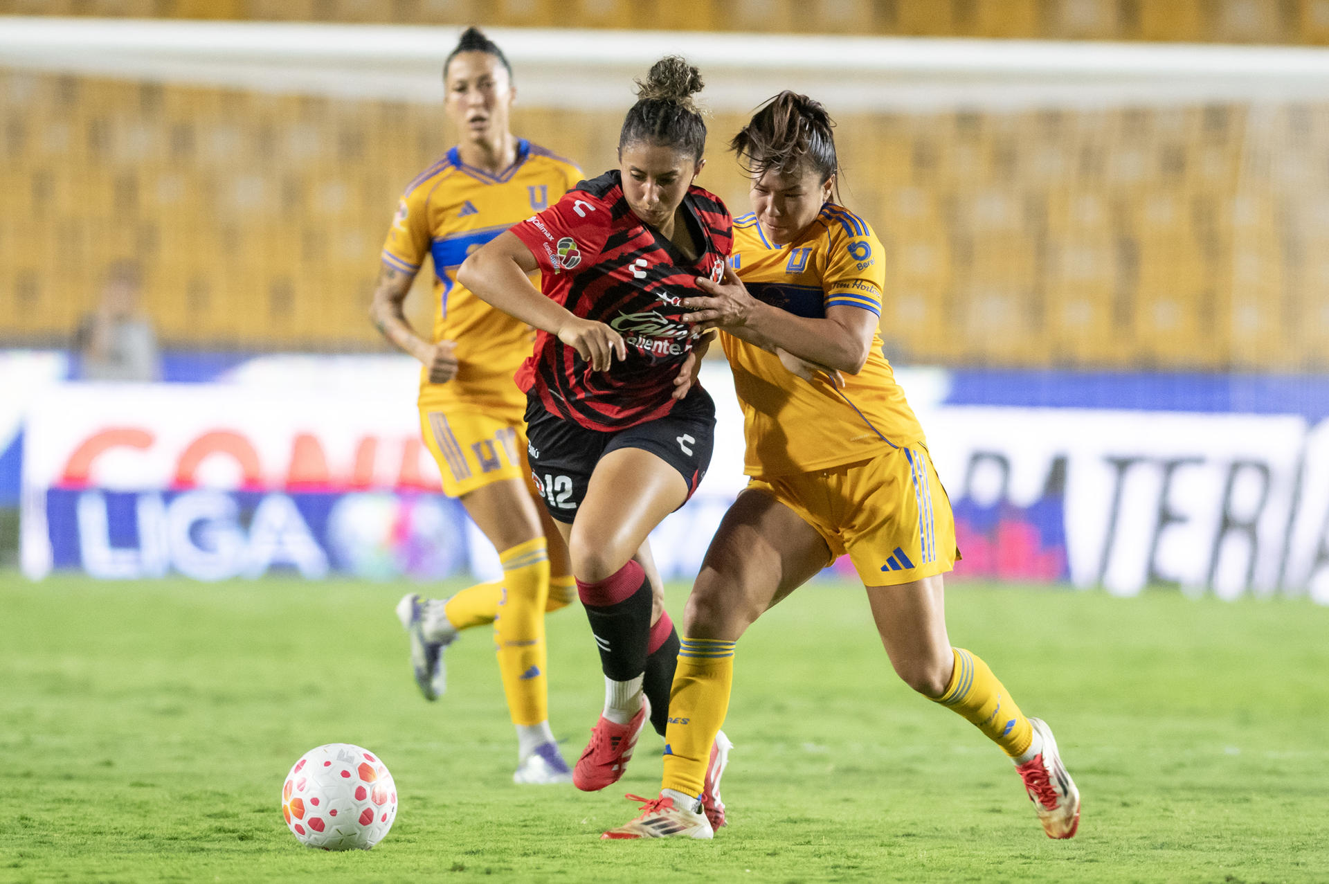 Shiria Farmer (d) de Tigres disputa el balón con Kassandra Flores de Tijuana este martes, durante un partido correspondiente a la jornada 6 del Torneo Apertura 2025 de la Liga Femenil MX celebrado en el Estadio Universitario de la ciudad de Monterrey (México). EFE/Miguel Sierra