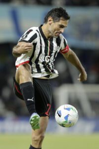 Fotografía de archivo del delantero paraguayo del club Libertad Roque Santa Cruz, quien con 44 años cumplidos el pasado 16 de agosto sigue coleccionando récords en su carrera. EFE/ Juan Pablo Pino