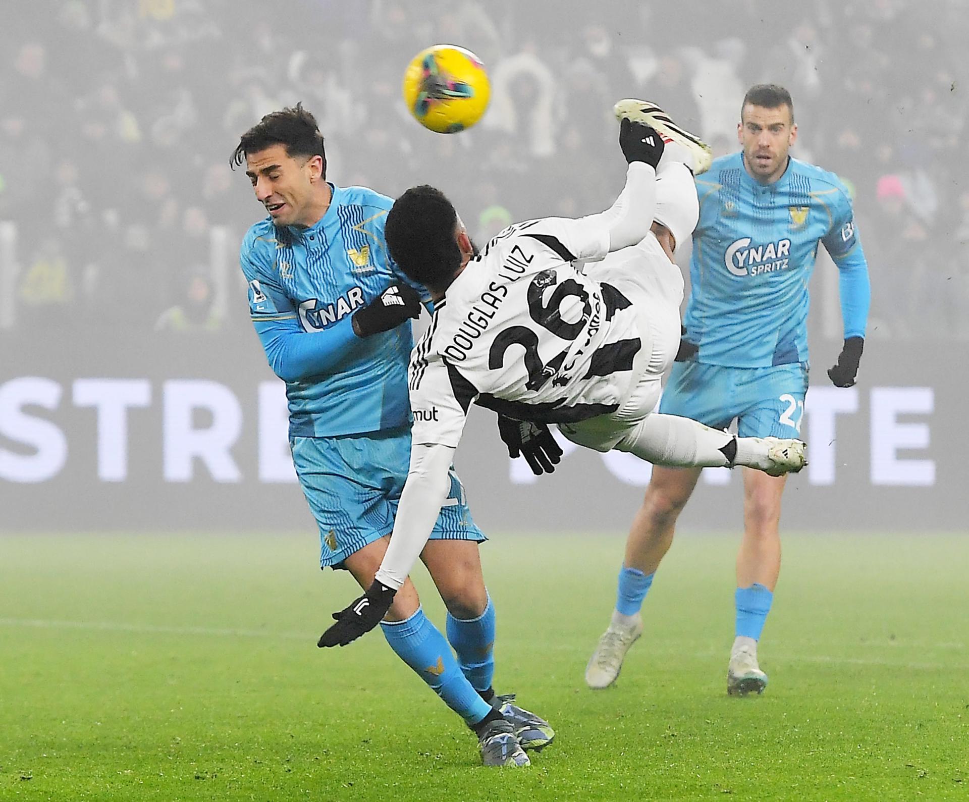 Fotografia de Alessandro di Marco en la que puede verse una foto de archivo del 14 de diciembre 2024 del brasileño Douglas Luiz, jugador de la Juventus, en acción durante un partido de la Serie A italiana ante el Venezia FC. 