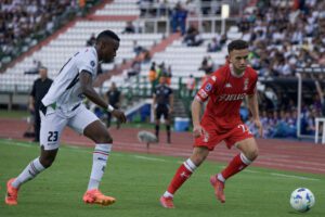 Kevin Cuesta (i) de Once Caldas disputan el balón con Juan Bisanz de Huracán este martes, durante un partido de octavos de final de la Copa Sudamericana. EFE/ Agencia Unido360