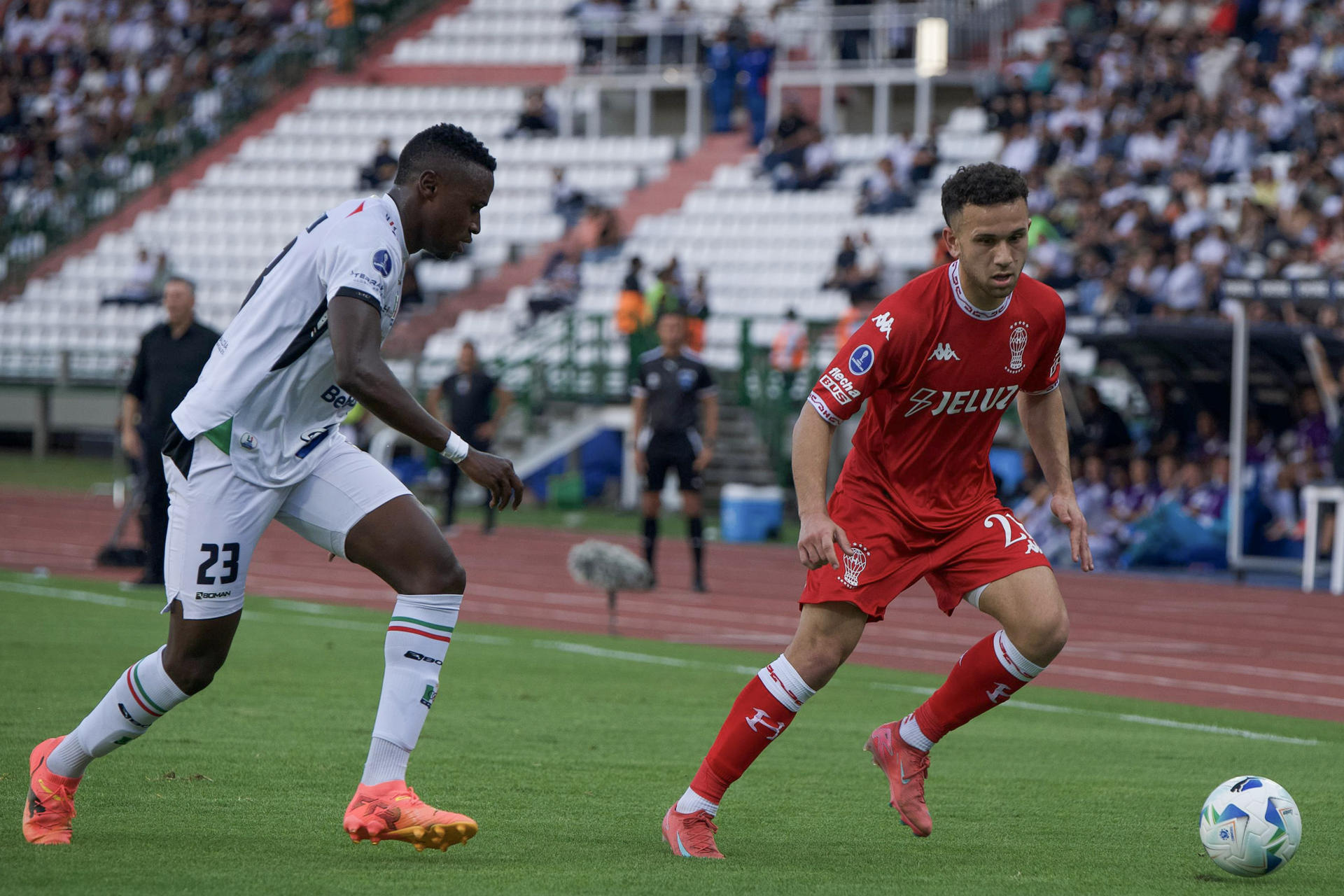 Once Caldas toma ventaja con un gol del colombiano Dayro Moreno ante el argentino Huracán