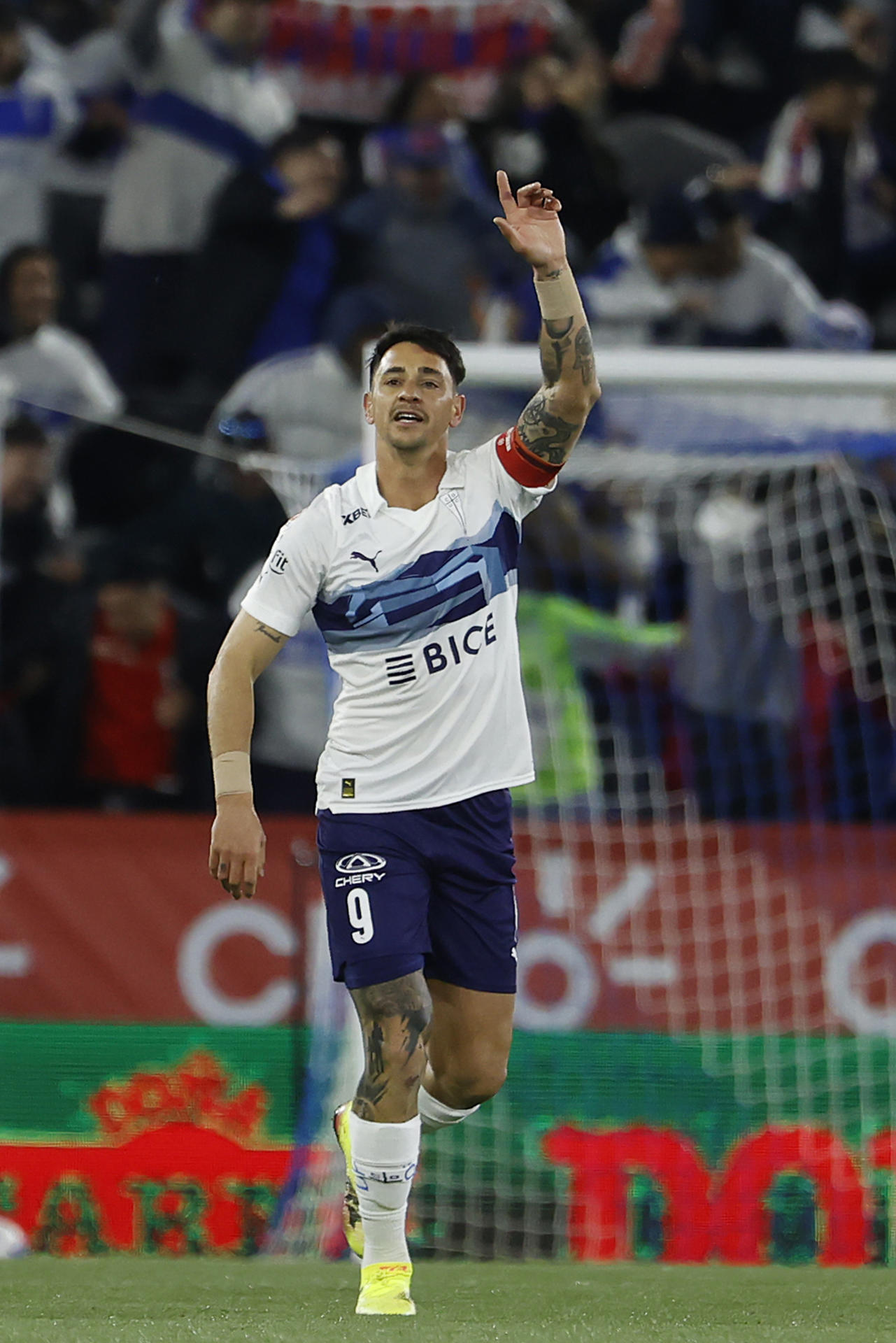 El capitán Fernando Zampedri celebra el primer gol anotado en la inauguración del nuevo estadio de Universidad Católica en partido de la Liga chilena contra Unión Española. EFE/ Elvis González 