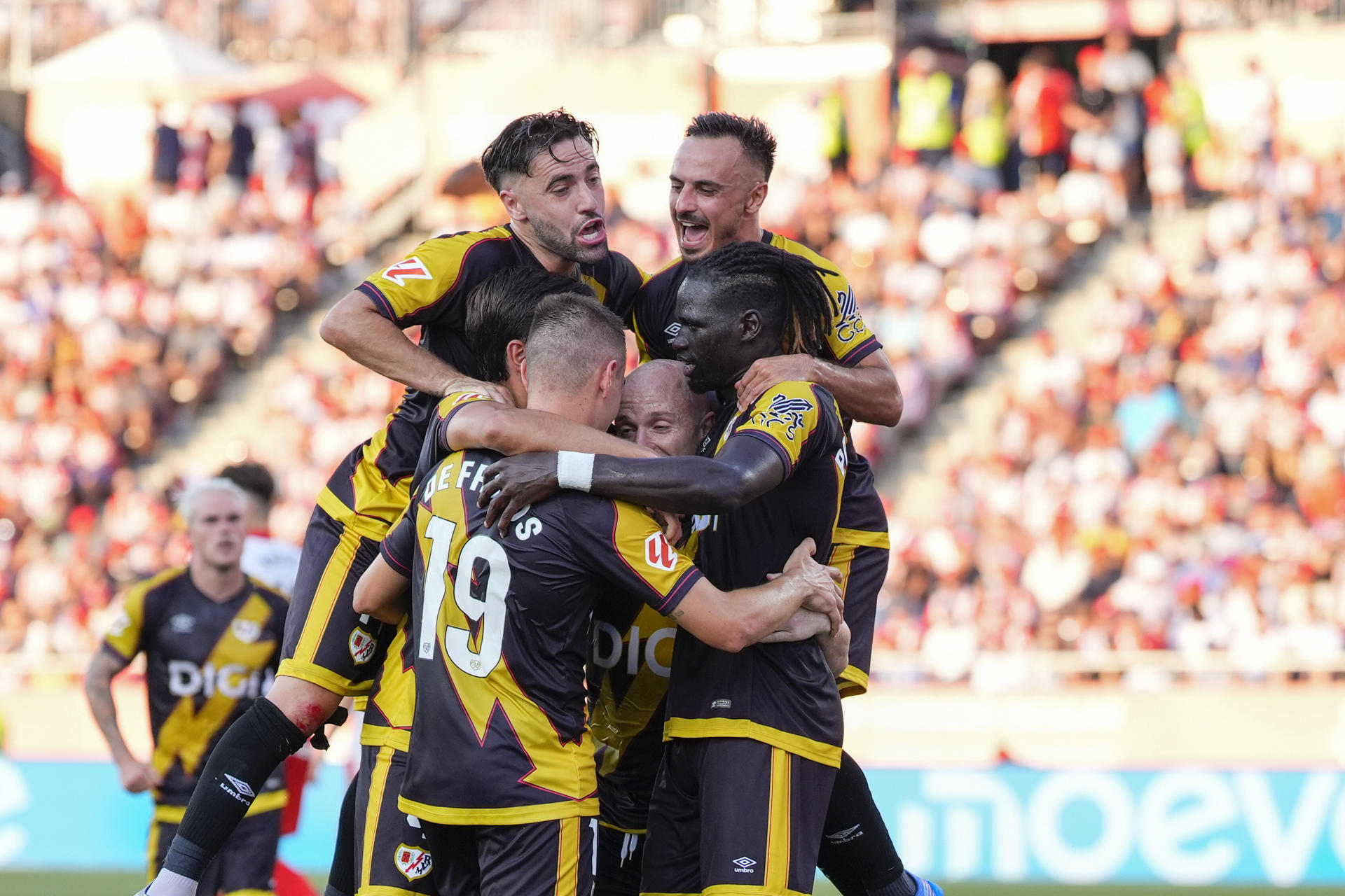 Rayo Vallecano sorprende, en una tarde negra del argentino Gazzaniga