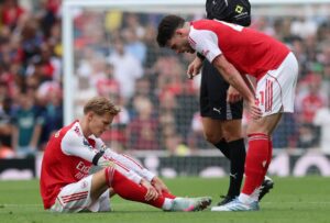 El capitán del Arsenal Martin Odegaard (L) se lesiona ante el Leeds United en el Emirates Stadium, en Londres, Reino Unido. EFE/EPA/ANDY RAIN