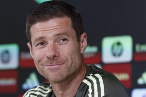 El técnico del Real Madrid, Xabi Alonso, durante la rueda de prensa posterior al entrenamiento del equipo este lunes en Valdebebas, previo el estreno liguero del equipo blanco ante Osasuna, este martes. EFE/Chema Moya