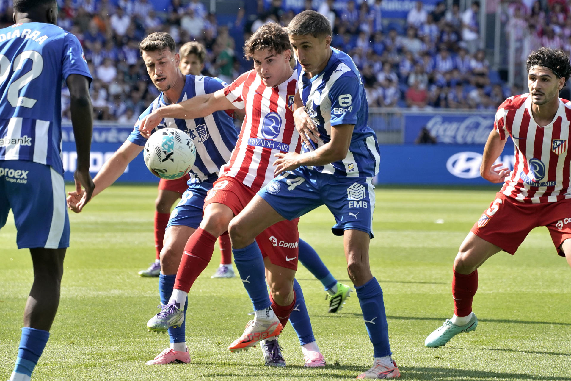 El defensa argentino del Alavés Nahuel Tenaglia (2d) pelea un balón con el delantero argentino del Atlético de Madrid Julian Álvarez durante el partido de LaLiga disputado en el estadio de Mendizorroza. EFE / L. Rico 