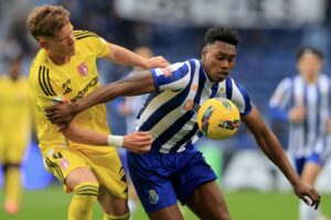 Fotografía de Jose Coelho, en la que puede verse en una imagen de archivo del 15 de marzo de 2025 al futbolista del Oporto Samu Aghehowa (d) durante un partido. EFE