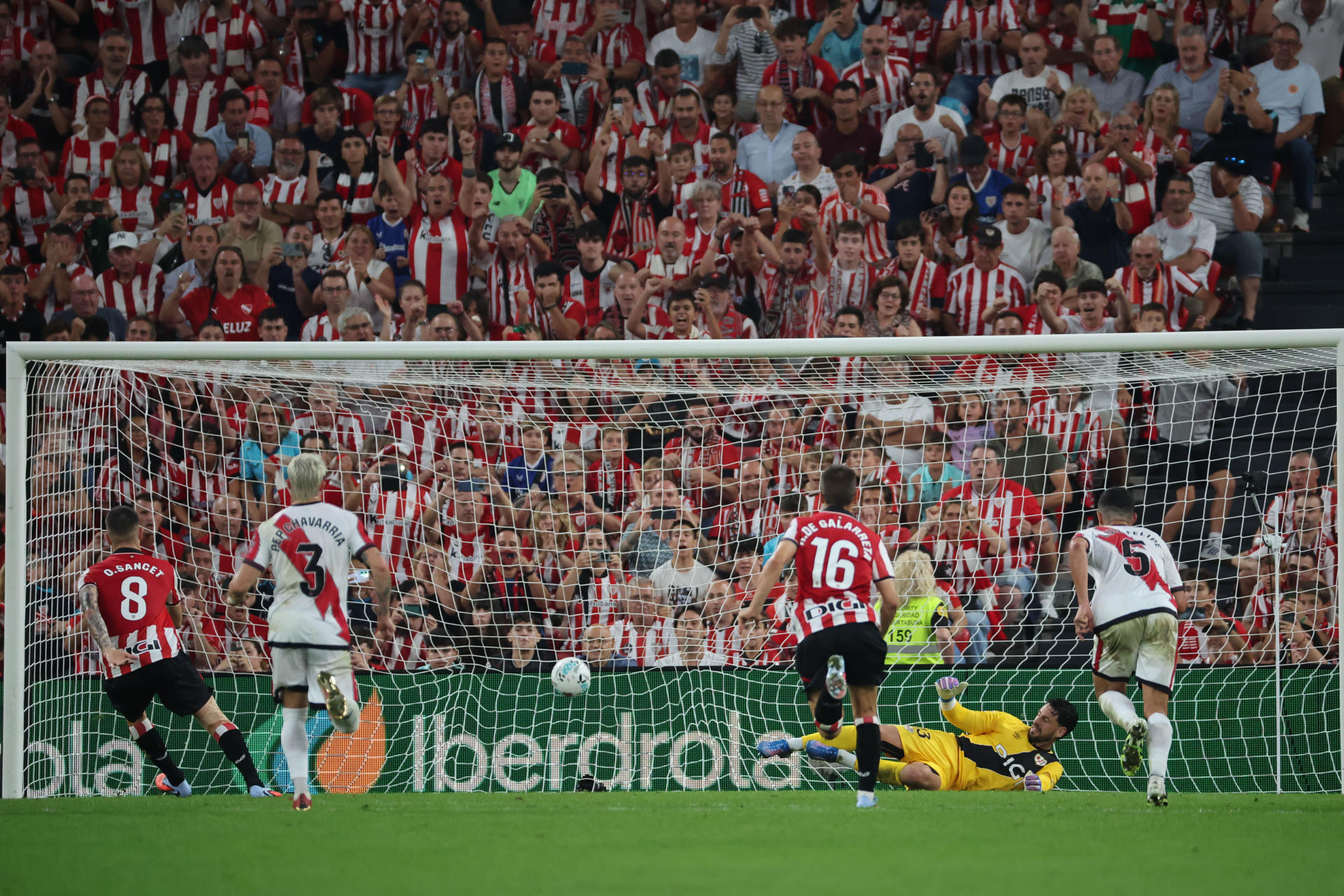 Con la vuelta del mexicano Padilla, Athletic gana por la mínima
