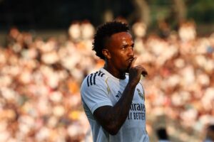 El brasileño del Real Madrid Eder Militao celebra su gol en el amisotos ante el WSG Tirol. EFE/EPA/ANNA SZILAGYI