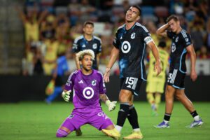 Dayne St. Clair (i) y Michael Boxall de Minnesota reaccionan este sábado, en un partido de la Leagues Cup que el América ganó en tanda de penaltis al Minnesota United en el estadio Shell Energy en Houston. EFE/ Carlos Ramírez