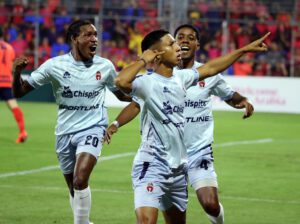 Martín Ruiz (c) puso adelante al Sporting San Miguelito con un gol a los 2 minutos del partido de la Copa Centroamericana que Municipal finalmente empató 1-1 este jueves en el Estadio del Trébol en Ciudad de Guatemala. EFE/Fernando Ruiz