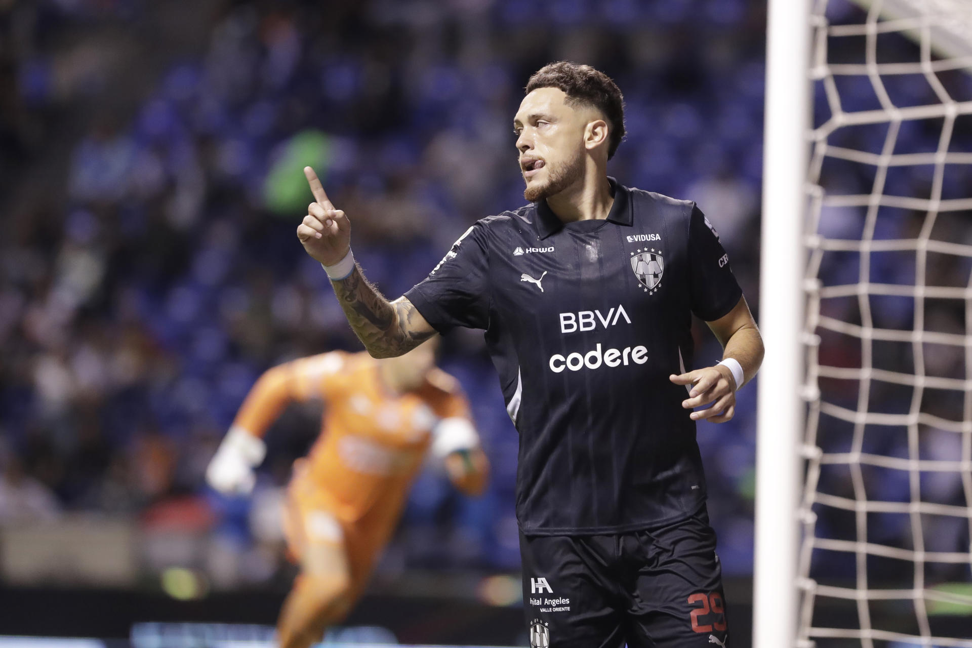 Lucas Ocampo celebra su gol de penalti ante Puebla. EFE/ Hilda Rios