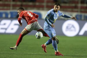 Damián Batallini (d), autor del segundo gol de la victoria de Bolívar sobre Cienciano, disputa el balón con Agustín González durante el partido de ida de los octavos de final de la Copa Sudamericana jugado este miércoles en el estadio Hernando Siles de La Paz. EFE/ Luis Gandarillas